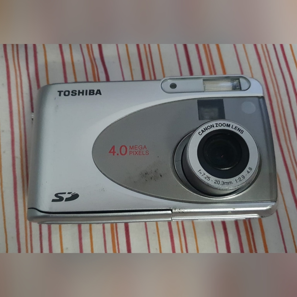 Toshiba PDR-4300 Digital Still Camera 4.0 Mega Pixels 2.8x Opitcal Zoom (working